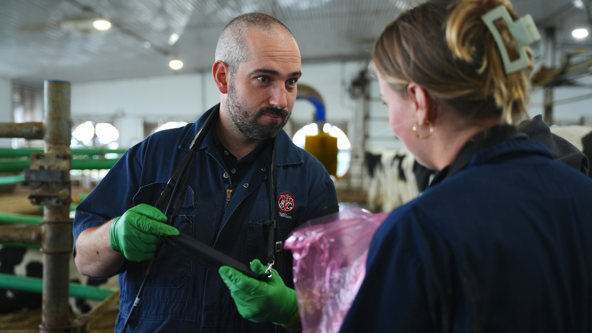 Vétérinaire échangeant avec un client à la ferme